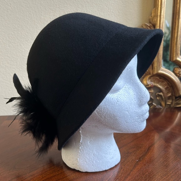 Vintage black wool cloche hat with feather trim - Picture 1 of 5